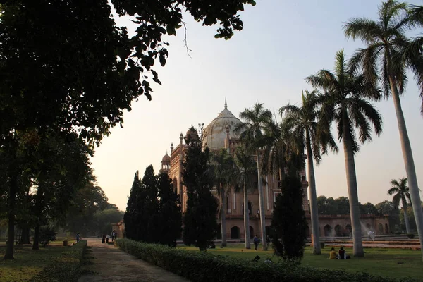 Sabahları şehrin en ünlü simgesinin tapınağı.