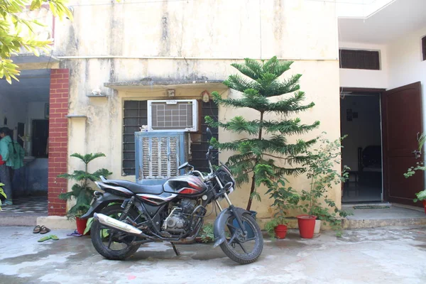 Şehirde eski bir bisiklet.