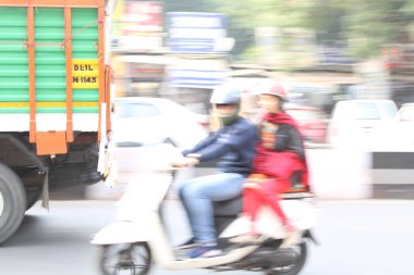 Mumbai, Rajasthan 01 Ocak 2022: Hint caddesinde hareket bulanık fotoğrafları