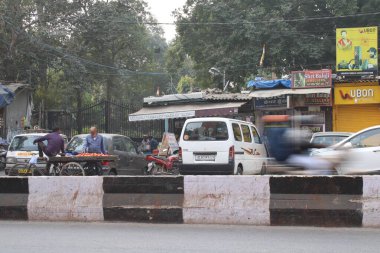 Mumbai, Rajasthan 01 Ocak 2022: Hint caddesinde hareket bulanık fotoğrafları