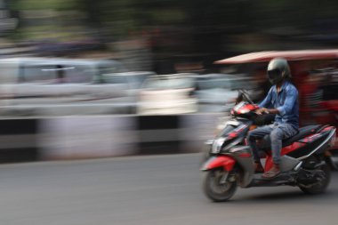 Mumbai, Rajasthan 01 Ocak 2022: Hint caddesinde hareket bulanık fotoğrafları