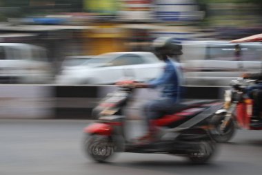 Mumbai, Rajasthan 01 Ocak 2022: Hint caddesinde hareket bulanık fotoğrafları