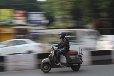 Mumbai, Rajasthan 01 Ocak 2022: Hint caddesinde hareket bulanık fotoğrafları