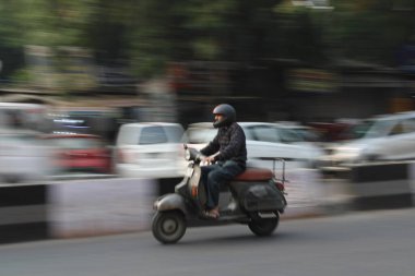 Mumbai, Rajasthan 01 Ocak 2022: Hint caddesinde hareket bulanık fotoğrafları