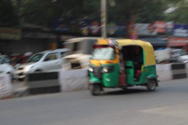 Mumbai, Rajasthan 01 Ocak 2022: Hint caddesinde hareket bulanık fotoğrafları