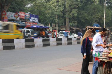 Mumbai, Rajasthan 01 Ocak 2022: Hint caddesinde hareket bulanık fotoğrafları