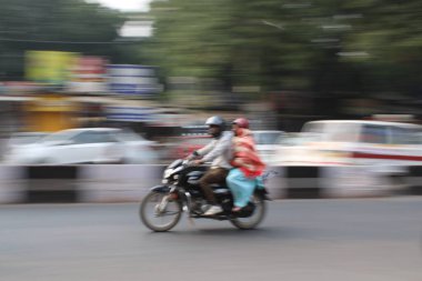 Mumbai, Rajasthan 01 Ocak 2022: Hint caddesinde hareket bulanık fotoğrafları