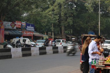 Mumbai, Rajasthan 01 Ocak 2022: Hint caddesinde hareket bulanık fotoğrafları