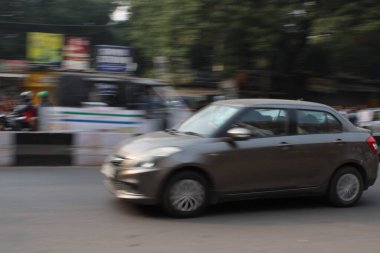 Mumbai, Rajasthan 01 Ocak 2022: Hint caddesinde hareket bulanık fotoğrafları