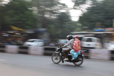 Mumbai, Rajasthan 01 Ocak 2022: Hint caddesinde hareket bulanık fotoğrafları