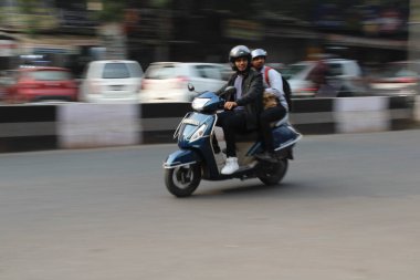 Mumbai, Rajasthan 01 Ocak 2022: Hint caddesinde hareket bulanık fotoğrafları