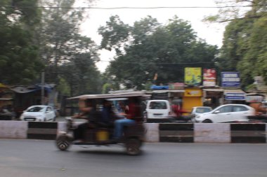 Mumbai, Rajasthan 01 Ocak 2022: Hint caddesinde hareket bulanık fotoğrafları