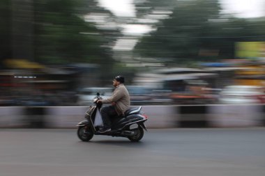 Mumbai, Rajasthan 01 Ocak 2022: Hint caddesinde hareket bulanık fotoğrafları