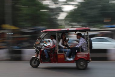 Mumbai, Rajasthan 01 Ocak 2022: Hint caddesinde hareket bulanık fotoğrafları