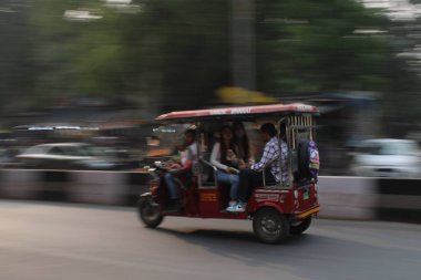 Mumbai, Rajasthan 01 Ocak 2022: Hint caddesinde hareket bulanık fotoğrafları