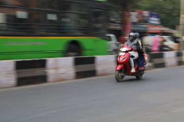 Mumbai, Rajasthan 01 Ocak 2022: Hint caddesinde hareket bulanık fotoğrafları