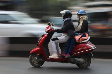 Mumbai, Rajasthan 01 Ocak 2022: Hint caddesinde hareket bulanık fotoğrafları