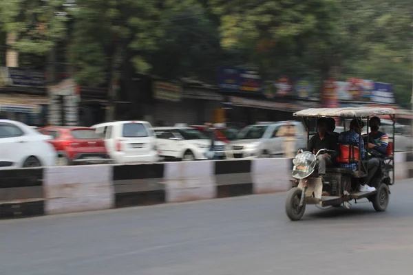 ムンバイ ラジャスタン州2022年1月1日 インドの通りでの動画のぼかし写真 — ストック写真