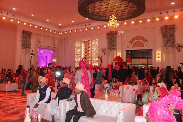 Şehirdeki restoranın içinde.