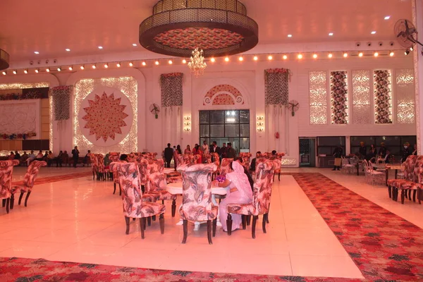 Modern bir restoranın içinde.