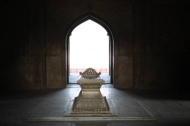 Şehrin eski ahşap kapısı.