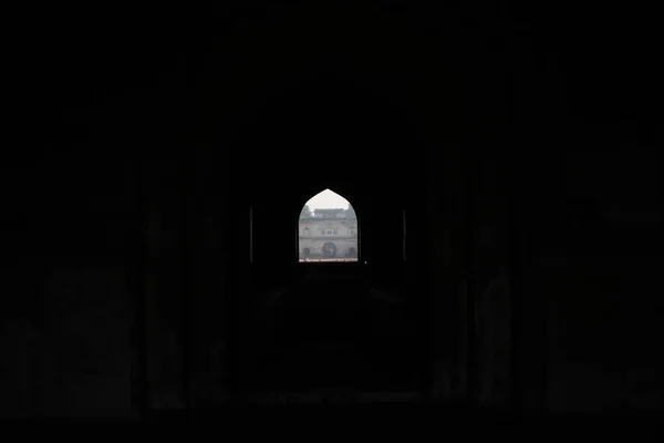 Şehrin eski ahşap kapısı.