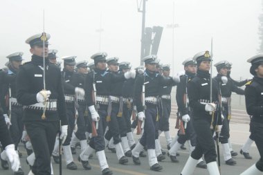 Şehirde yürüyen bir grup insan.