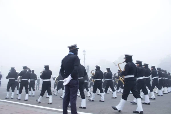 Şehirde yürüyen insanlar.