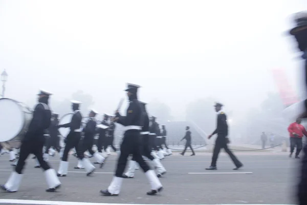 Şehirde yürüyen insanlar.