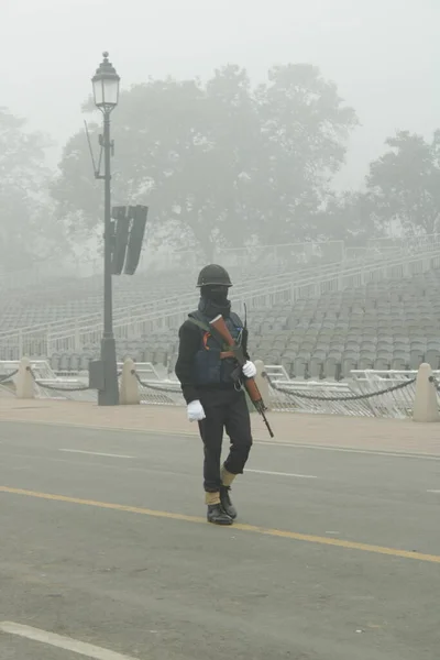 Siyah elbiseli bir adam sokakta yürüyor.