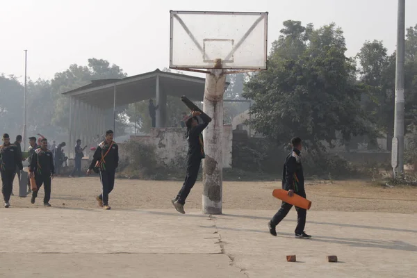 Şehirde yürüyen insanlar.