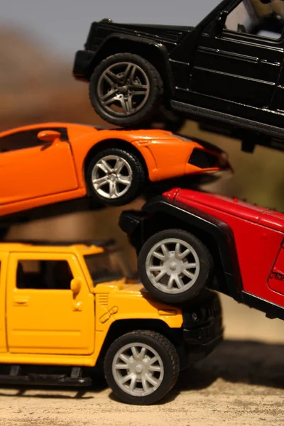 Sokaktaki oyuncak araba.