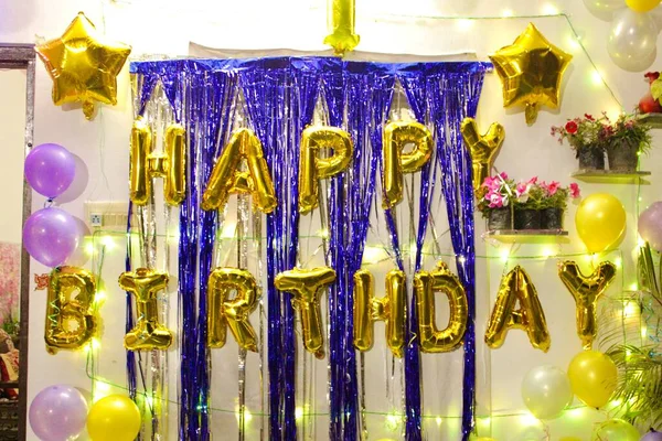 Fráze Happy Birthday Made Golden Balloon Letters Decorated Room — Stock fotografie
