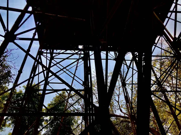 Temiz mavi arkaplanlı sütunları olan eski su tankı