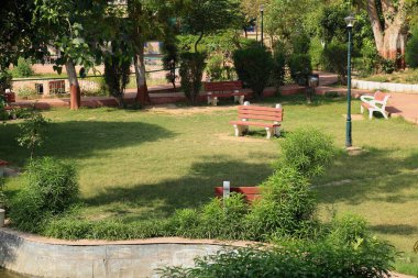 Chennai, Tamil Nadu, Hindistan 11 Nisan 2023: Kamu parkında yeşil çimenler ve ağaçlar, Hindistan, Delhi