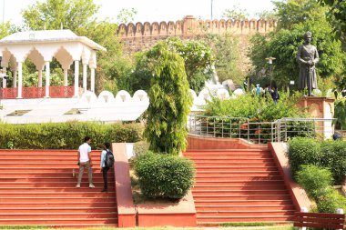 Chennai, Tamil Nadu, Hindistan 11 Nisan 2023: Kamu parkında yeşil çimenler ve ağaçlar, Hindistan, Delhi