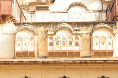 18. yüzyılda inşa edilen şehir sarayı kompleksi Aravalli eteklerinde, Bala Quila 'nın hemen altında.