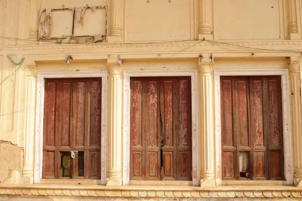 18. yüzyılda inşa edilen şehir sarayı kompleksi Aravalli eteklerinde, Bala Quila 'nın hemen altında.