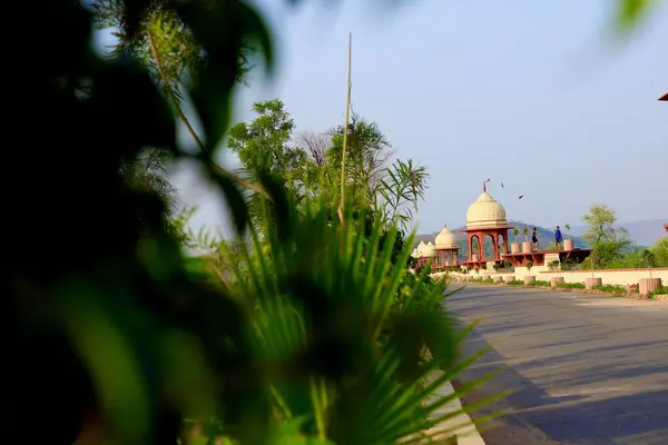 Yol ve binanın dikey görüntüsü.