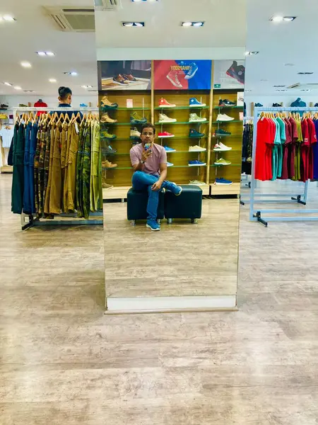 Fiatal Férfi Egy Bevásárlóközpontban — Stock Fotó