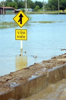 Yol boyunca dikkatli olmanız için bir uyarı levhası. Yol su altında kaldığı için çok zor..
