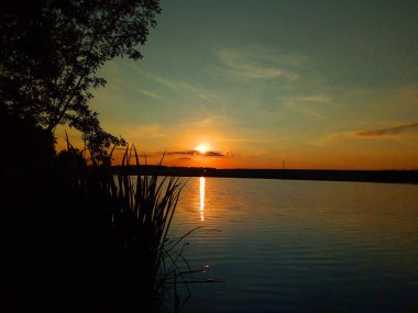 günbatımı üzerinde gölet