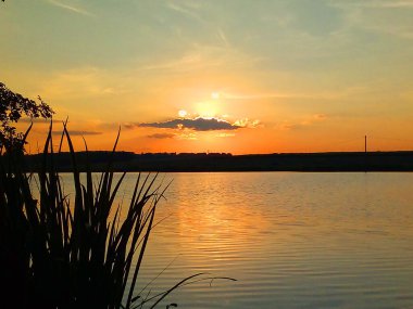 günbatımı üzerinde gölet