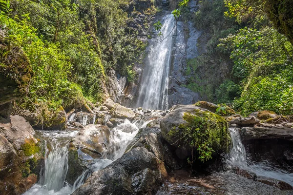 厄瓜多尔通古拉瓦省一个美丽的隐藏热带瀑布的水平拍摄 — 图库照片