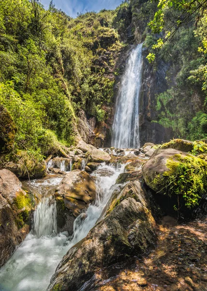 在一个美丽的阳光明媚的日子里 厄瓜多尔通格拉瓦省美丽的隐蔽的蒙杜格热带瀑布的垂直拍摄 — 图库照片