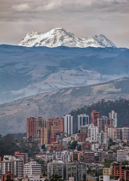 Antisana Vulkaan Boven Gebouwen Van Moderne Stad Quito Verlicht Door — Stockfoto