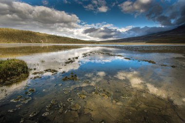 Limpiopungo, Cotopaxi yanardağının eteğinde, yüksek dağlarda bulunan muhtemel buzul kökenli güzel bir göldür..