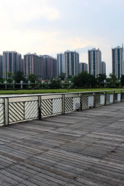 Köprünün ortasında ve göl manzaralı geniş bir bahçede sallan.