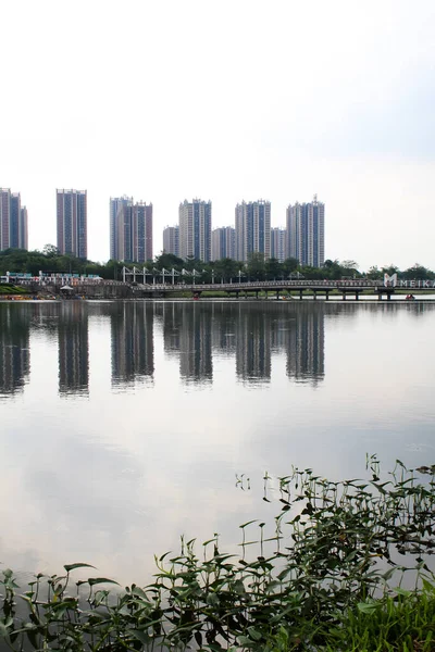 Lago Com Céu Nublado Meikarta Apartamento Fundo — Fotografia de Stock