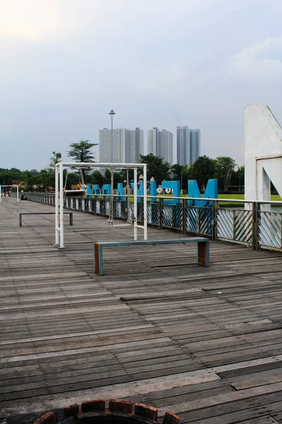 Balançar Meio Ponte Jardim Espaçoso Com Vista Direta Para Lago — Fotografia de Stock